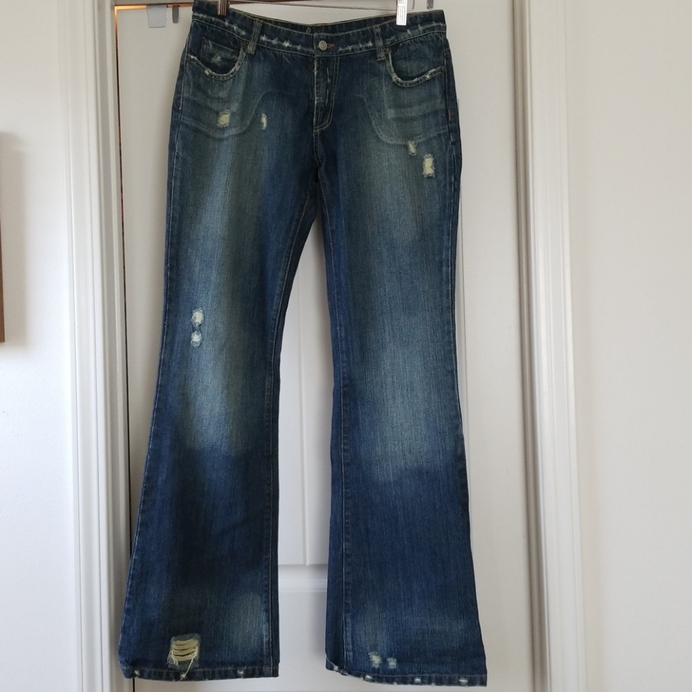Bebe distressed boot leg cut  31 waist*Firm